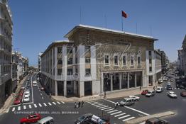 Image du Maroc Professionnelle de  Au centre l'immeuble de la Banque du Maroc située entre l'avenue HassanII à gauche et la rue Driss Lahrizi à droite, construite par Edmond Brion vers 1937, son œuvre est considérée comme la plus aboutis du style " néo-marocain " dont la façade est joliment rythmée par une grille aux motifs géométriques, de losanges d’inspiration Almohade. A gauche l’immeuble de l'ONA, (ex garage Citroën, qui comportait dans les années 1930 que deux étages), Lundi 6 Juillet 2009. L'Actuel Avenue Hassan II (ex Général d'Amade) était l'ancienne route des Oulad Harriz, qui reliait Casablanca avec l'hinterland jadis est un important axe routier, prenant son départ de la place des Nations Unies, elle rejoint le Boulevard Abdelmoumen, puis se bifurque à sa fin en direction du sud-ouest de la ville dans plusieurs directions. . (Photo / Abdeljalil Bounhar) 